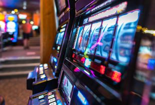 Spielautomaten in einer öffentlichen Spielothek.