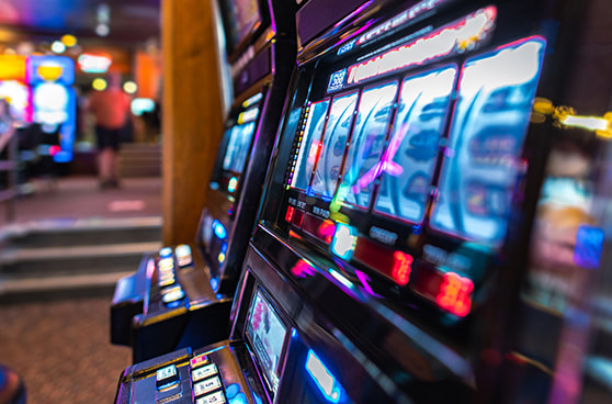 Spielautomaten in einer öffentlichen Spielothek.