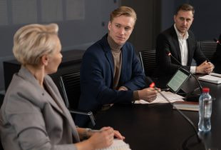 Ein Gruppenfoto von Teilnehmern eines Parlamentarischen Abends, bei dem Vertreter der Automatenwirtschaft und Politiker zusammenkommen. Die Personen sitzen an einem Tisch und unterhalten sich.