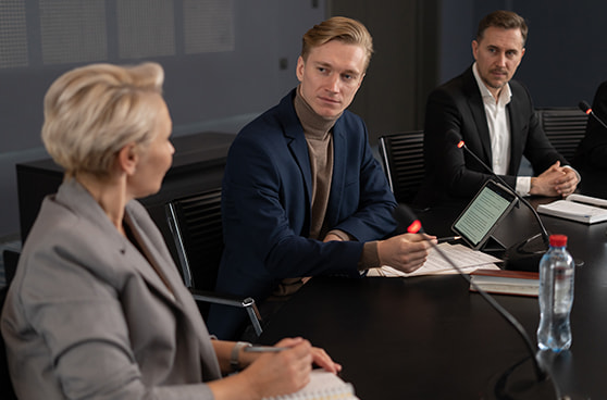 Ein Gruppenfoto von Teilnehmern eines Parlamentarischen Abends, bei dem Vertreter der Automatenwirtschaft und Politiker zusammenkommen. Die Personen sitzen an einem Tisch und unterhalten sich.