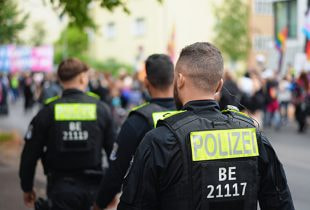 Polizisten beim Einsatz in einer Razzia in Berlin.