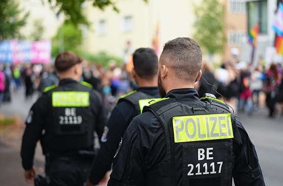 Polizisten beim Einsatz in einer Razzia in Berlin.