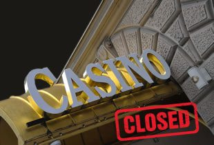Eingang des Casinos St. Moritz mit geschlossenen Türen und Hinweisschildern zur Schließung.