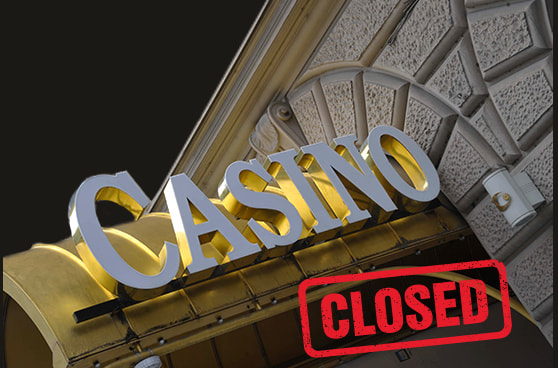 Eingang des Casinos St. Moritz mit geschlossenen Türen und Hinweisschildern zur Schließung.