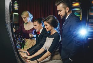 Automatenspieler an einem Geldspielgerät in einem Gaststättenraum, der Wirt beobachtet die Situation.