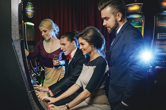 Automatenspieler an einem Geldspielgerät in einem Gaststättenraum, der Wirt beobachtet die Situation.