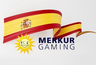 Das lachende Sonnen-Logo der Merkur Group vor einer stilisierten Flagge Spaniens.