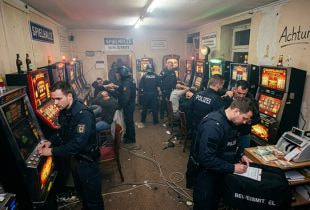 Eine Razzia gegen illegales Glücksspiel in Berlin.